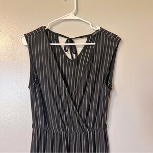 Women's Black White V-Neck Pinstriped Sleeveless Jumpsuit‎ Size Small Y2K layer